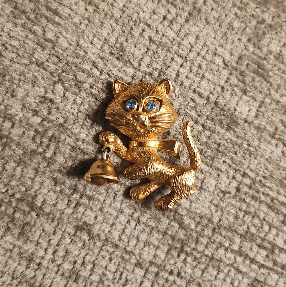 Vintage Avon Cat Brooch Pin